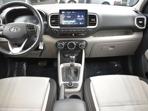 Used 2023 Hyundai Venue SEL image 17