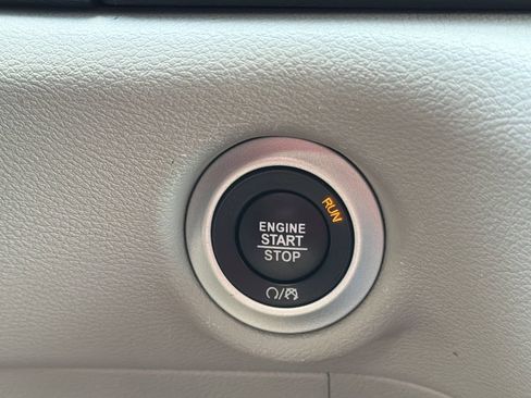 Used 2024 Chrysler Pacifica Touring-L FWD image 8