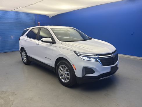 Used 2022 Chevrolet Equinox LT image 2