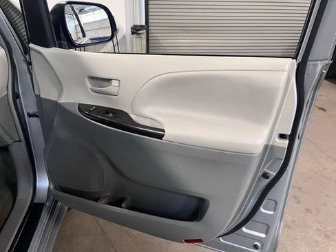 Used 2014 Toyota Sienna LE image 12