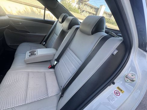 Used 2015 Toyota Camry SE w/ Moonroof Package FWD image 13