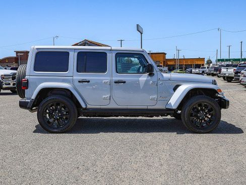 Used 2024 Jeep Wrangler Unlimited Sahara w/ Technology Group AWD/4WD image 3