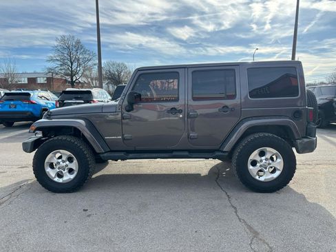 Used 2014 Jeep Wrangler Unlimited Sahara w/ Dual Top Group AWD/4WD image 6