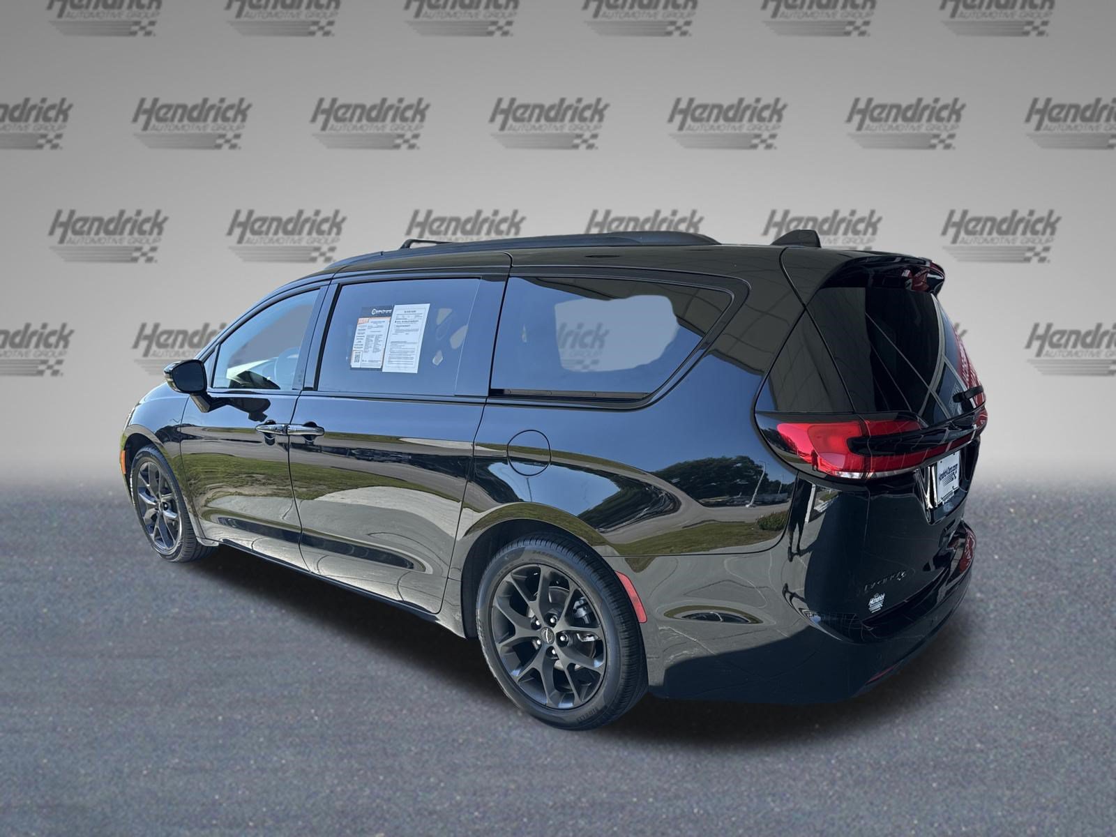 Used 2025 Chrysler Pacifica Limited FWD image 7