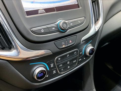 Used 2023 Chevrolet Equinox LT FWD image 18