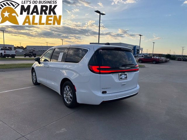 Used 2026 Chrysler Pacifica Select FWD image 4