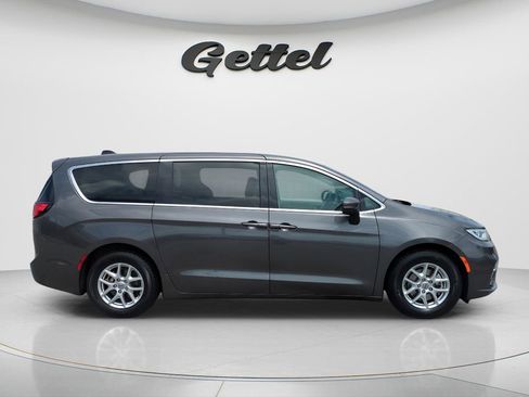 Used 2023 Chrysler Pacifica Touring-L FWD image 4