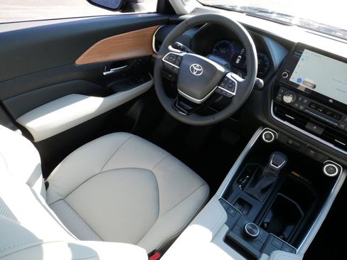 Certified 2026 Toyota Grand Highlander Platinum image 9