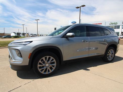 Used 2025 Buick Enclave Preferred AWD/4WD image 17
