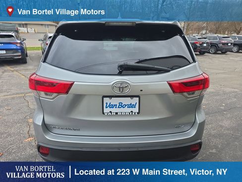 Used 2018 Toyota Highlander SE image 6