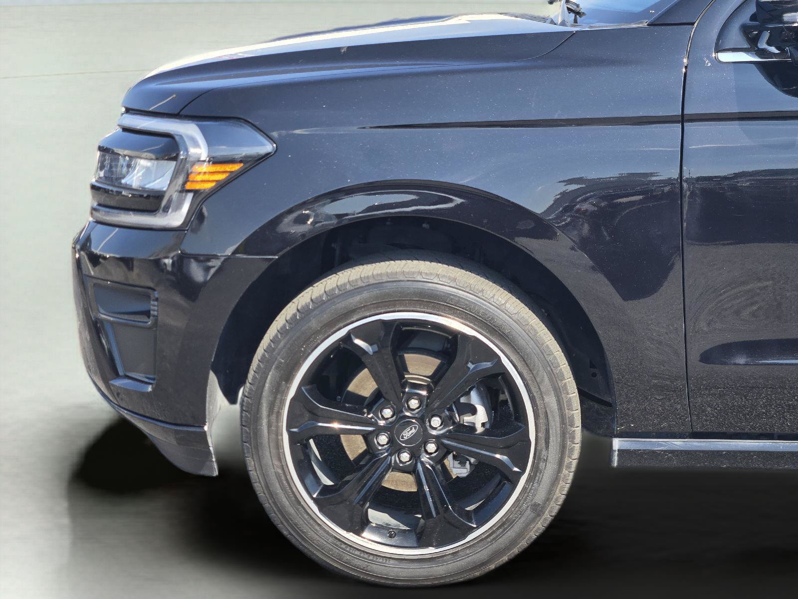 Used 2023 Ford Expedition Limited RWD image 9