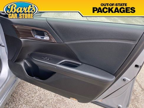 Used 2017 Honda Accord Touring image 12