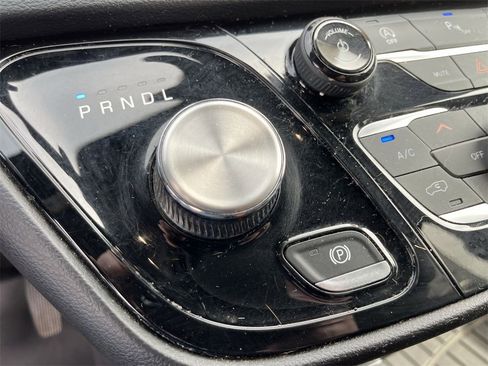 Used 2020 Chrysler Pacifica Touring-L image 16