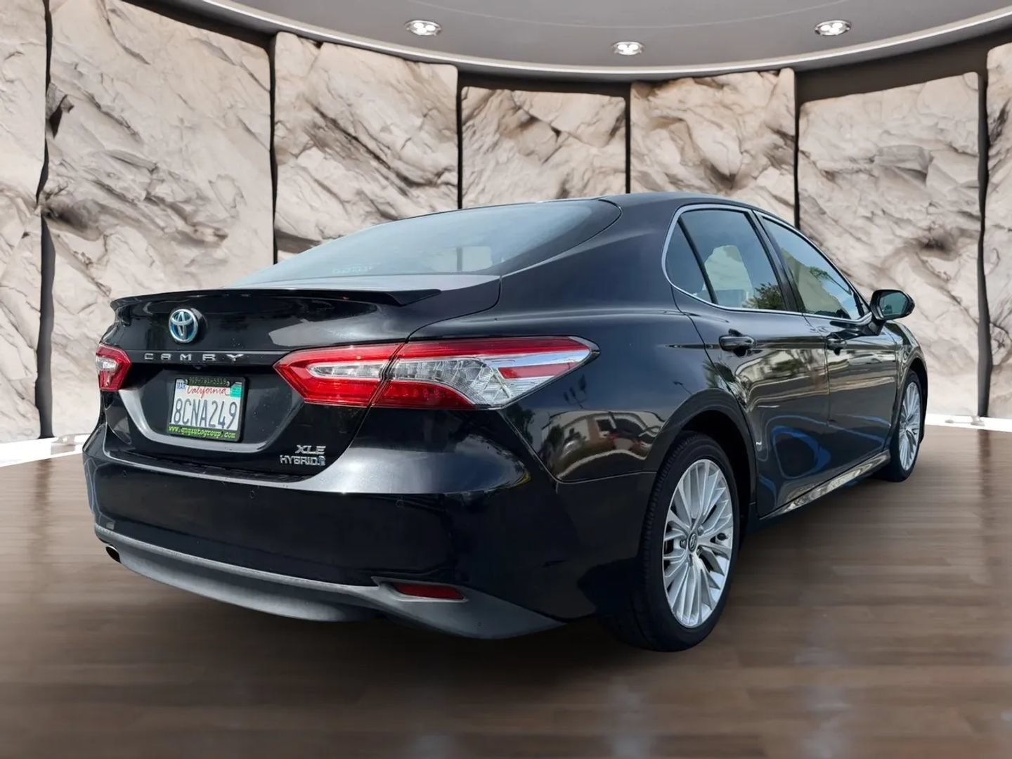 Used 2018 Toyota Camry XLE FWD image 6