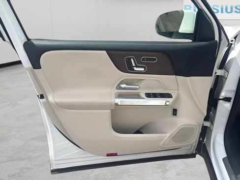 Used 2023 Mercedes-Benz GLB 250 4MATIC w/ Premium Package image 9