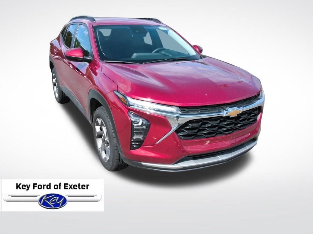 Used 2025 Chevrolet Trax LT FWD image 2