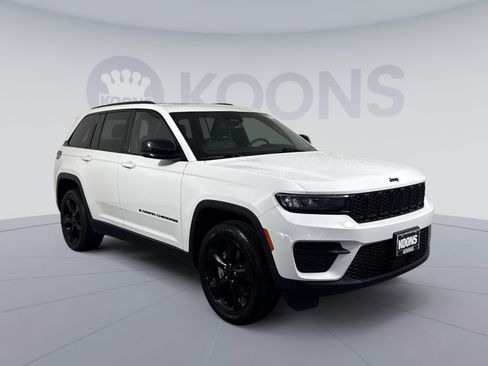 Used 2023 Jeep Grand Cherokee Altitude AWD/4WD image 10