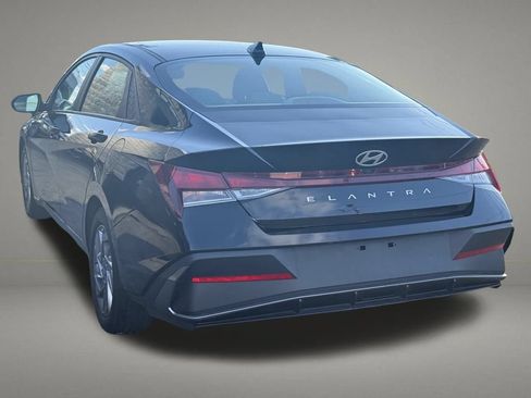 Used 2024 Hyundai Elantra SEL FWD image 3