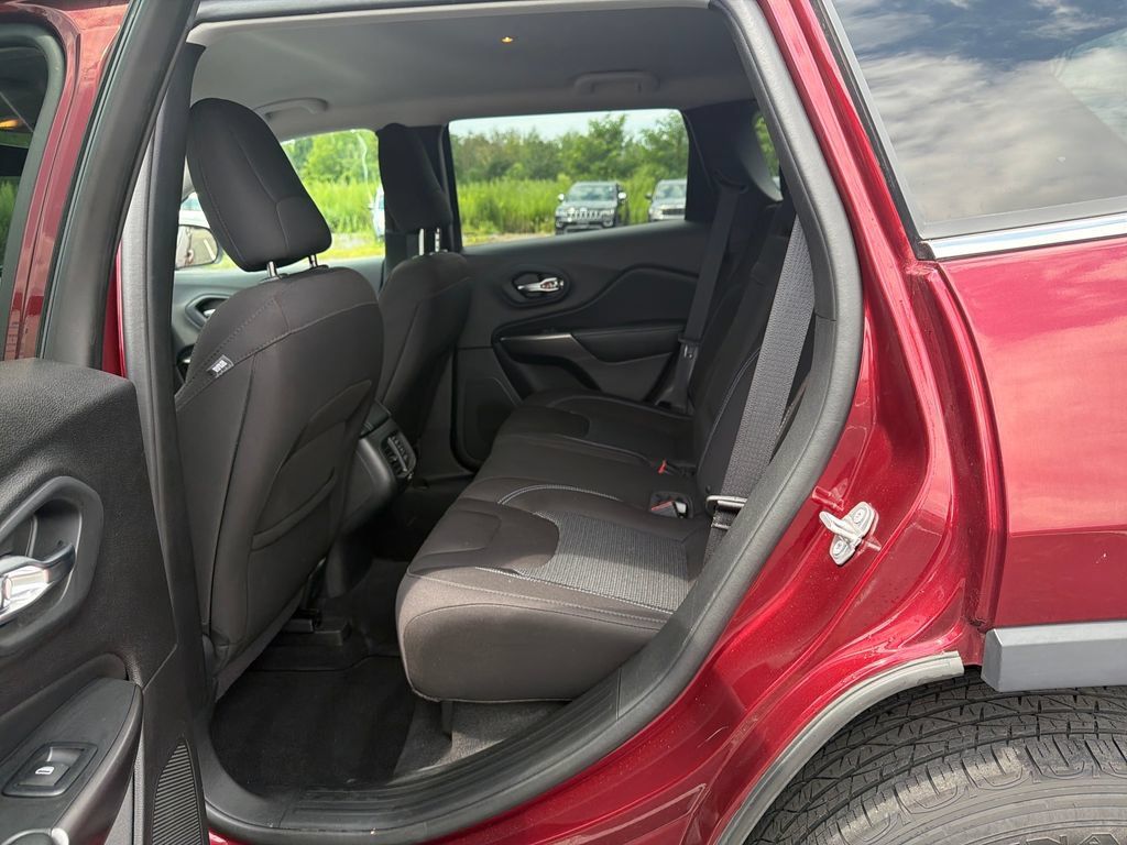 Used 2019 Jeep Cherokee Latitude w/ Popular Appearance Group AWD/4WD image 23