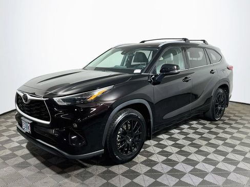Used 2022 Toyota Highlander XLE AWD/4WD image 3