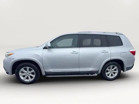 Used 2011 Toyota Highlander SE w/ Tow Pkg image 3
