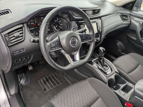 Used 2020 Nissan Rogue SV image 2