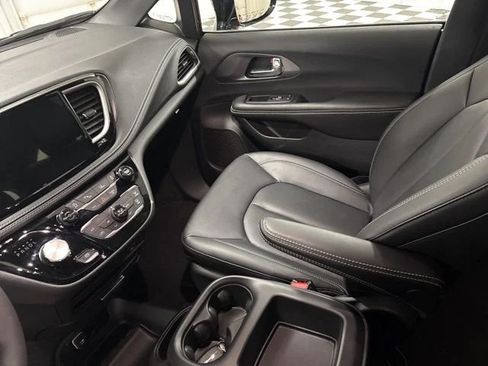 Used 2026 Chrysler Pacifica Select AWD/4WD image 8
