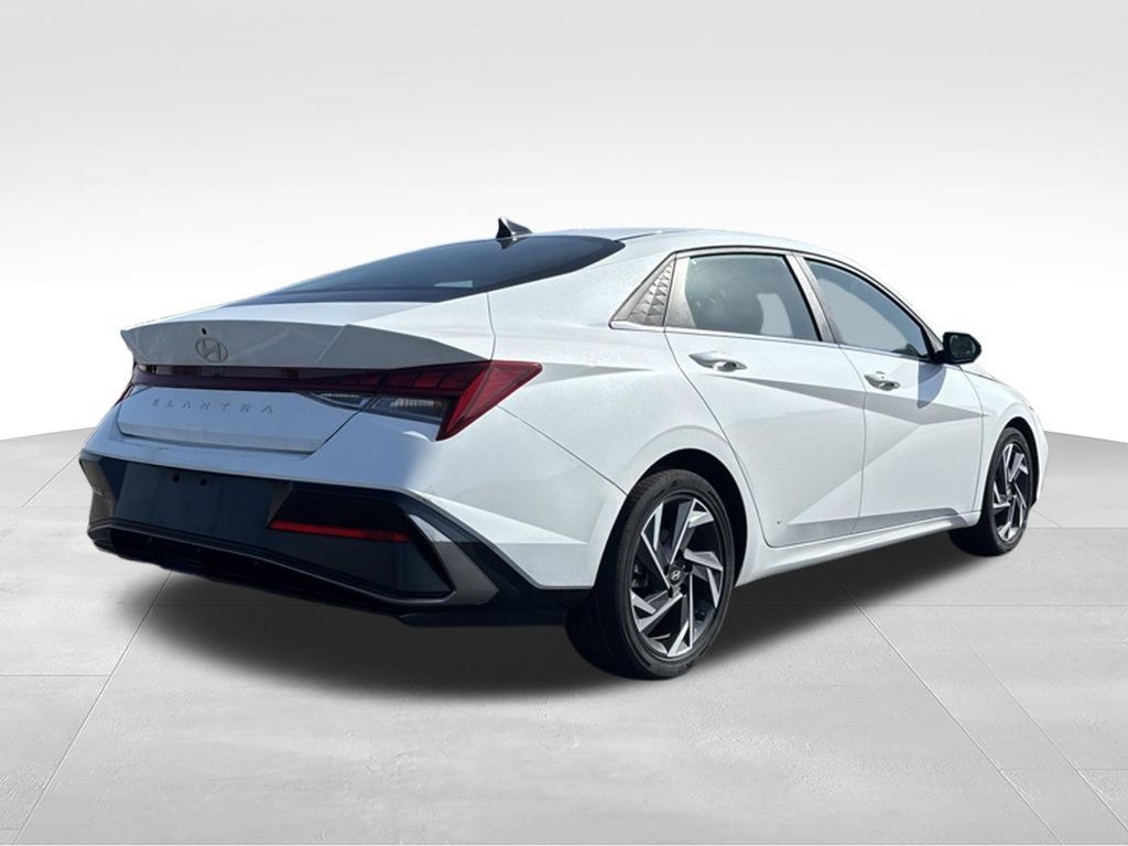 Used 2025 Hyundai Elantra SEL FWD image 5