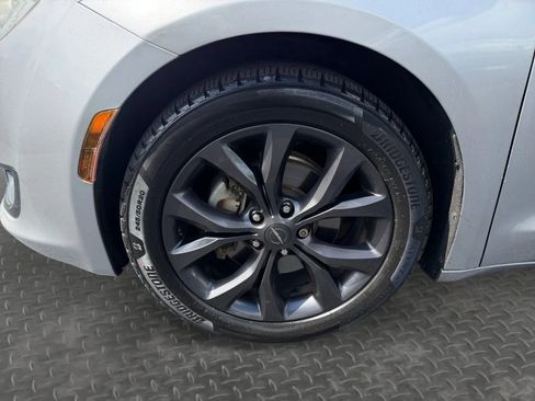 Used 2019 Chrysler Pacifica Touring-L w/ S Appearance Package FWD image 8