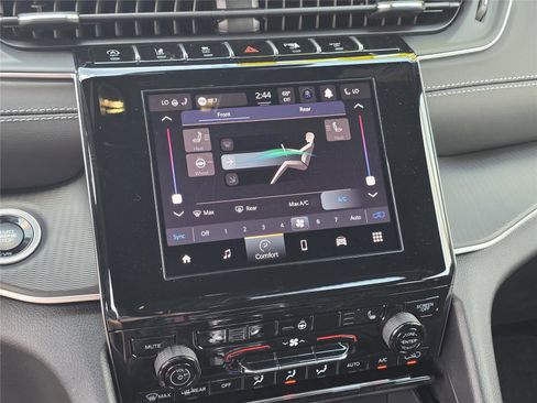 New 2025 Jeep Grand Cherokee L Altitude image 10