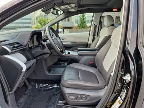 Used 2021 Toyota Sienna XSE FWD image 9