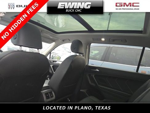 Used 2023 Volkswagen Tiguan SE w/ Panoramic Sunroof Package image 9