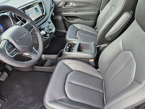 New 2026 Chrysler Pacifica Select image 15