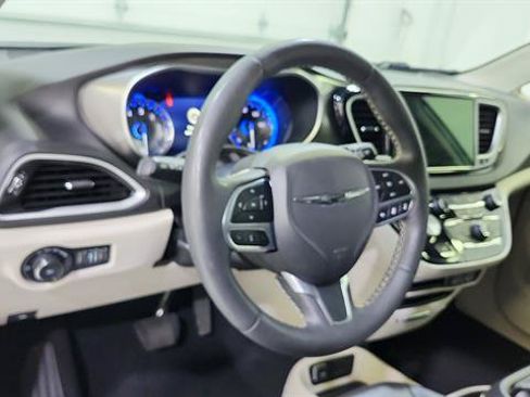 Used 2024 Chrysler Pacifica Touring-L FWD image 18