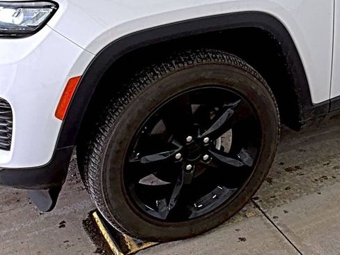 Used 2023 Jeep Grand Cherokee Altitude image 8