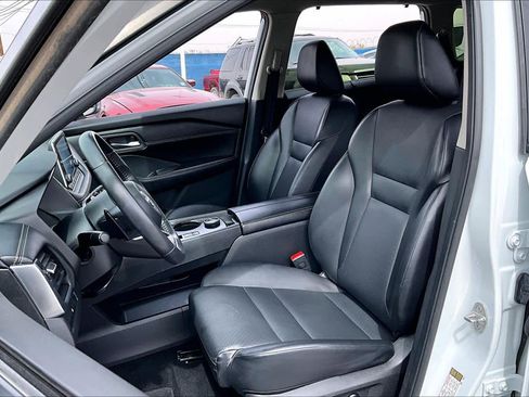 Used 2024 Nissan Rogue SV w/ SV Premium Package image 8