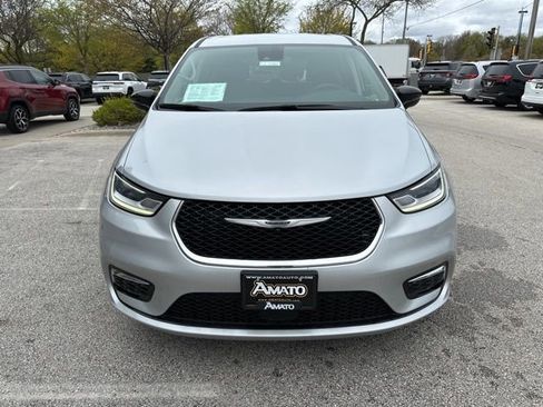 Used 2024 Chrysler Pacifica Touring-L FWD image 3