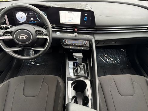Used 2025 Hyundai Elantra SEL FWD image 12