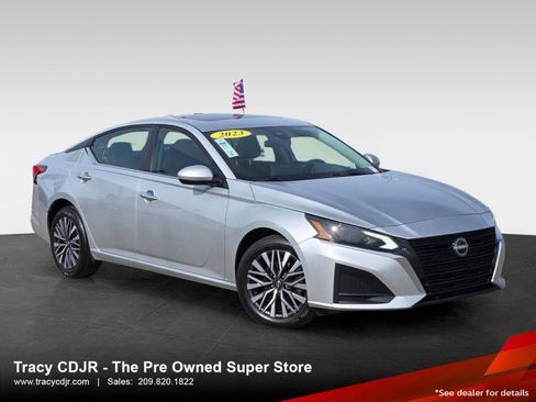Used 2023 Nissan Altima 2.5 SV w/ SV Premium Package image 1