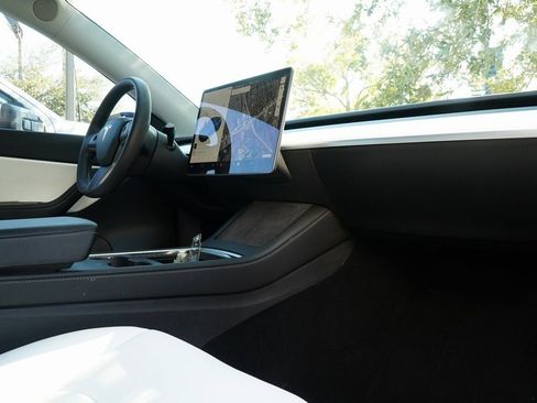 Used 2021 Tesla Model Y Long Range image 15