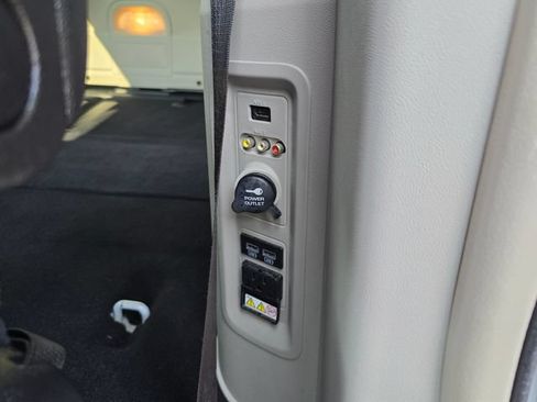 Used 2016 Chrysler Town & Country Touring w/ Driver Convenience Group FWD image 35