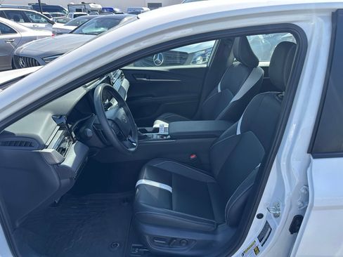 Used 2025 Toyota Camry SE w/ Convenience Package image 2