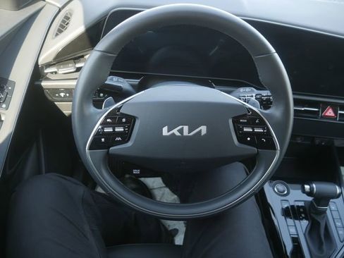 Used 2024 Kia Niro EX image 26