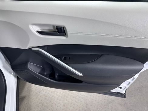 Used 2022 Toyota Corolla Cross LE image 9