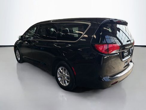Used 2023 Chrysler Voyager LX image 5