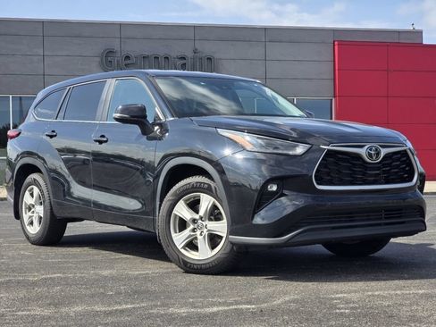 Used 2023 Toyota Highlander LE AWD/4WD image 2