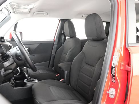 Used 2019 Jeep Renegade Latitude w/ Cold Weather Group FWD image 27