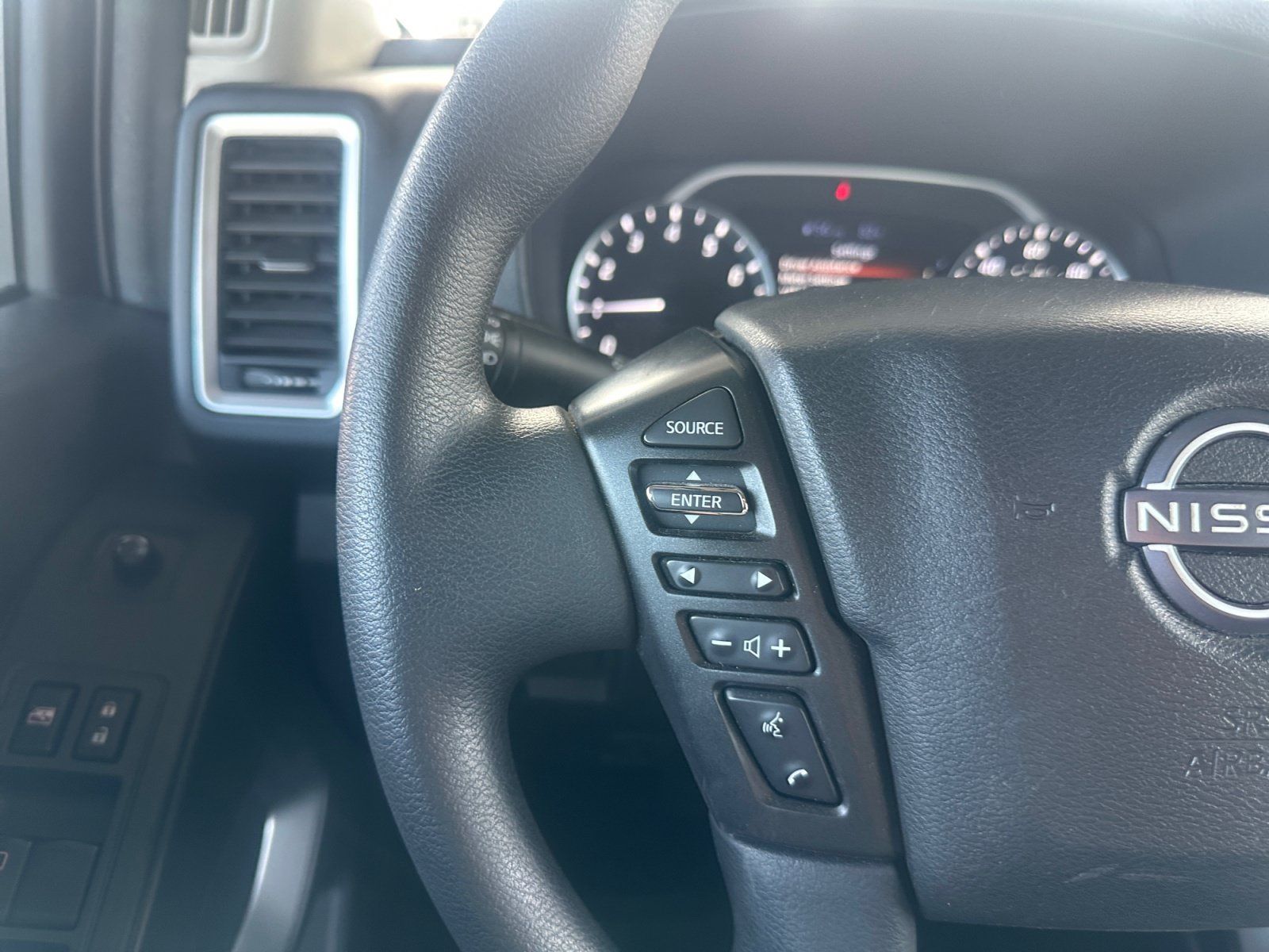 Used 2024 Nissan Frontier SV RWD image 18
