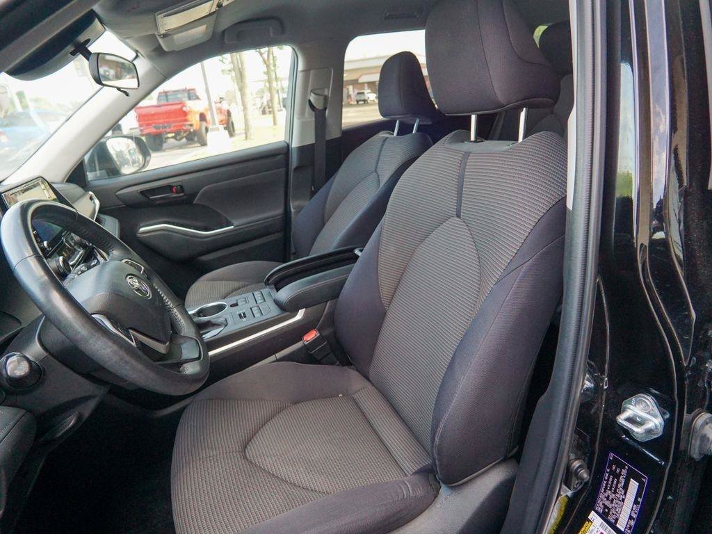 Used 2022 Toyota Highlander LE AWD/4WD image 15