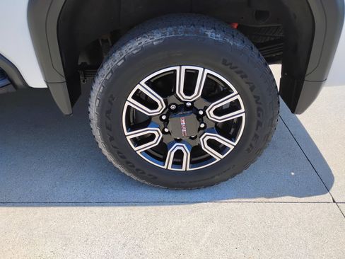 Used 2022 GMC Sierra 2500 AT4 w/ AT4 Preferred Package AWD/4WD image 33